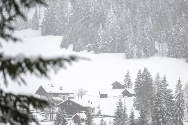 Kış dağlarında kır evleri olan güzel bir manzara. 