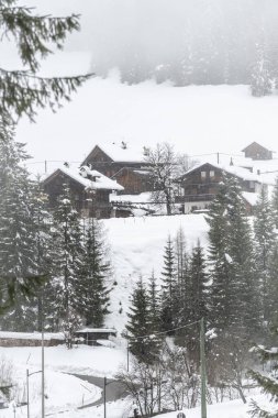 İtalyan Alplerindeki dağ evleri manzaralı.