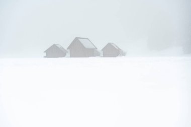 Kışın dağlarda kulübesi olan güzel bir manzara 