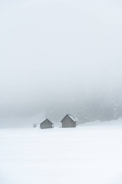 Kışın dağlarda kulübesi olan güzel bir manzara 