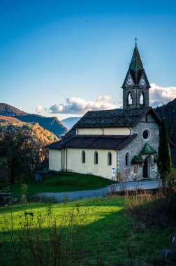 Sauris 'teki Antik Dağ Köyü' ndeki kilise. güzel manzara 