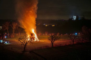 Friuli 'de eski bir Epiphany yangını geleneği. Yaban Domuzu 