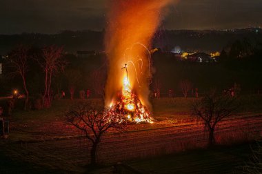 Friuli 'de eski bir Epiphany yangını geleneği. Yaban Domuzu 