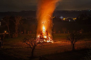 Friuli 'de eski bir Epiphany yangını geleneği. Yaban Domuzu 