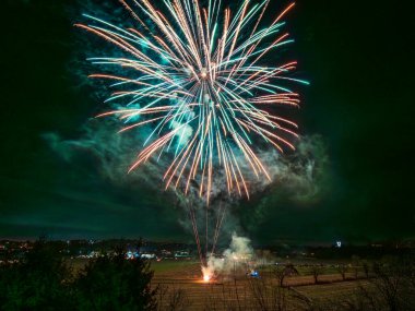 Friuli 'de gelenek alevleri ve havai fişek gösterisi.