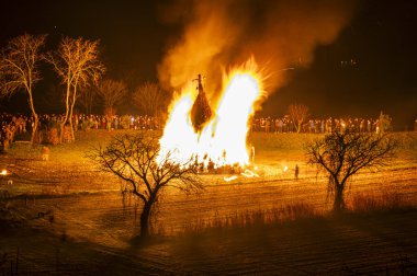 Friuli 'de eski bir Epiphany yangını geleneği. Yaban Domuzu 