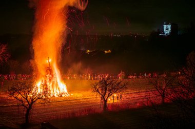 Friuli 'de eski bir Epiphany yangını geleneği. Yaban Domuzu 