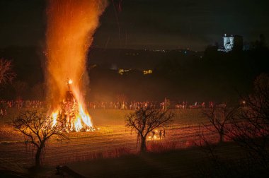 Friuli 'de eski bir Epiphany yangını geleneği. Yaban Domuzu 