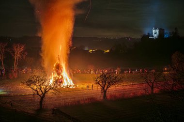 Friuli 'de eski bir Epiphany yangını geleneği. Yaban Domuzu 