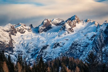İtalyan Alpleri 'ndeki Tre Cime di Lavaredo dağlarının nefes kesici manzarası.