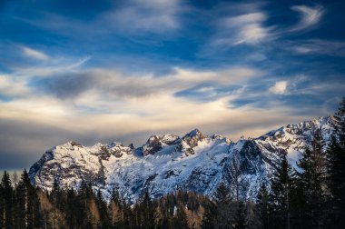 İtalyan Alpleri 'ndeki Tre Cime di Lavaredo dağlarının nefes kesici manzarası.