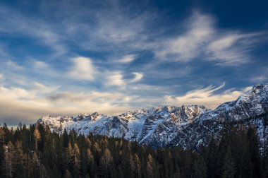 İtalyan Alpleri 'ndeki Tre Cime di Lavaredo dağlarının nefes kesici manzarası.