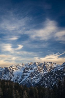 İtalyan Alpleri 'ndeki Tre Cime di Lavaredo dağlarının nefes kesici manzarası.