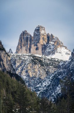 İtalyan Alpleri 'ndeki Tre Cime di Lavaredo dağlarının nefes kesici manzarası.