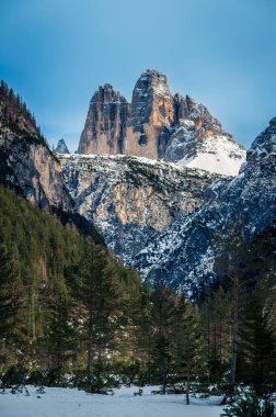 İtalyan Alpleri 'ndeki Tre Cime di Lavaredo dağlarının nefes kesici manzarası.
