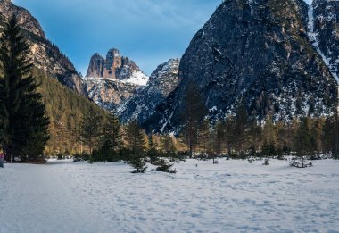 İtalyan Alpleri 'ndeki Tre Cime di Lavaredo dağlarının nefes kesici manzarası.