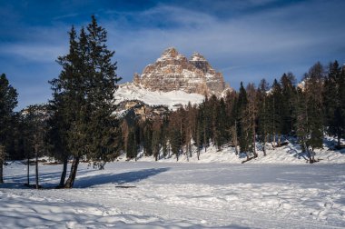 İtalya 'daki Tre Cime di Lavaredo dağlarının manzarası