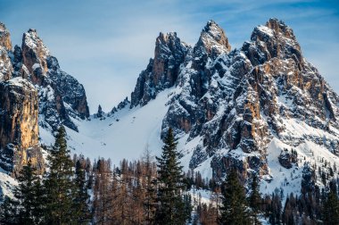 İtalya 'daki Tre Cime di Lavaredo dağlarının manzarası