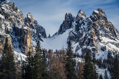 İtalya 'daki Tre Cime di Lavaredo dağlarının manzarası