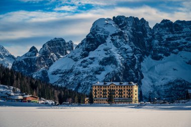 Dolomites bölgesindeki dağların ve otellerin güzel manzarası.