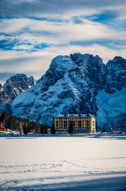 Dolomites bölgesindeki dağların ve otellerin güzel manzarası.
