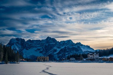 Dolomites bölgesindeki dağların ve otellerin güzel manzarası.