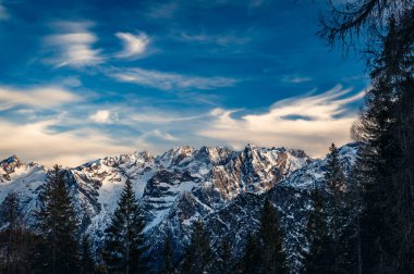 İtalya 'daki Tre Cime di Lavaredo dağlarının manzarası