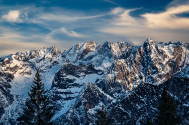 İtalya 'daki Tre Cime di Lavaredo dağlarının manzarası