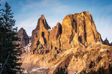 İtalya 'daki Tre Cime di Lavaredo dağlarının manzarası