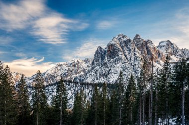 İtalya 'daki Tre Cime di Lavaredo dağlarının manzarası