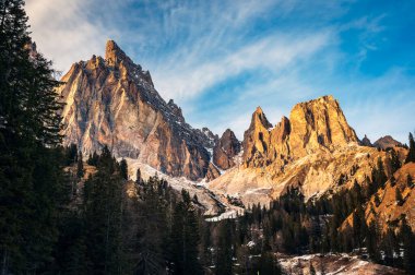 İtalya 'daki Tre Cime di Lavaredo dağlarının manzarası