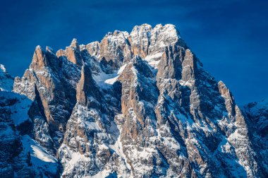 Güney Tyrol, Val Fiscalina 'daki dağ tepesi karla kaplıydı.