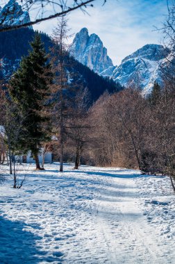 Güney Tyrol, Val Fiscalina 'daki dağ tepesi karla kaplıydı.