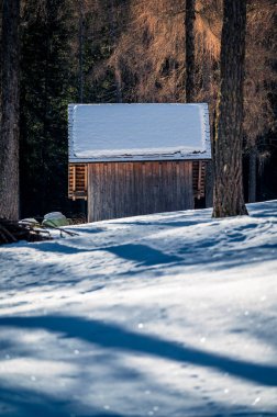Val Fiscalina, Güney Tyrol 'da karla kaplı dağ tepesindeki ahşap ev manzarası