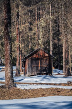 Güney Tyrol, Val Fiscalina 'daki dağ tepesi karla kaplıydı.