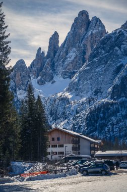 Güney Tyrol, Val Fiscalina 'daki dağ tepesi karla kaplıydı.