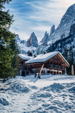 Güney Tyrol, Val Fiscalina 'daki dağ tepesi karla kaplıydı.