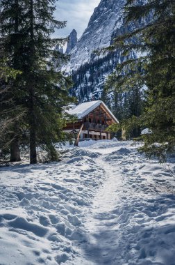 Güney Tyrol, Val Fiscalina 'daki dağ tepesi karla kaplıydı.