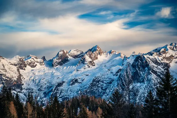 İtalyan Alpleri 'ndeki Tre Cime di Lavaredo dağlarının nefes kesici manzarası.
