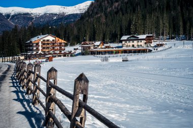 Güney Tyrol, Val Fiscalina 'daki dağ tepesi karla kaplıydı.