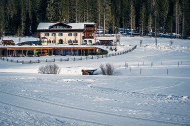 Güney Tyrol, Val Fiscalina 'daki dağ tepesi karla kaplıydı.