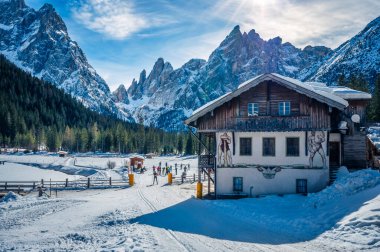 Sauris 'teki Antik Dağ Köyü' ndeki kilise. güzel manzara 