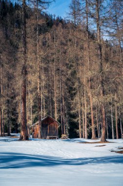 Güney Tyrol, Val Fiscalina 'daki dağ tepesi karla kaplıydı.