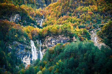  Şelaleli güzel dağ manzarası, Val Raccolana