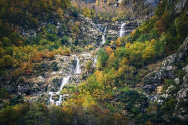  Şelaleli güzel dağ manzarası, Val Raccolana