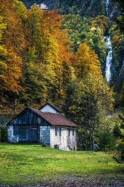 Sonbahar sezonunda Alto Friuli 'deki dağ evi manzarası, Val Raccolana