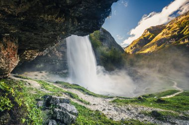  Şelaleli güzel dağ manzarası, Val Raccolana