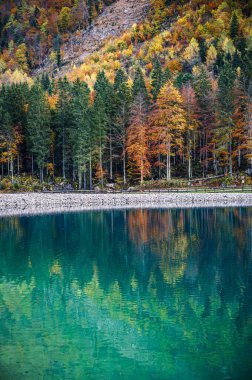 Alto Friuli 'de sonbahar mevsimi boyunca Dağ Gölü, Val Raccolana
