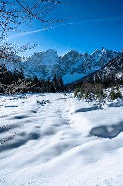 Dağları ve doğası olan güzel kış manzarası 