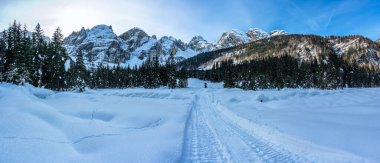 Riofreddo Vadisi. Tarvisio bölgesindeki karlı arazinin büyüsü